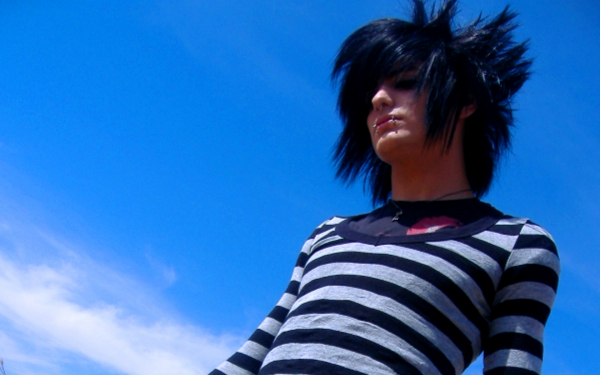 Парень в стиле эмо