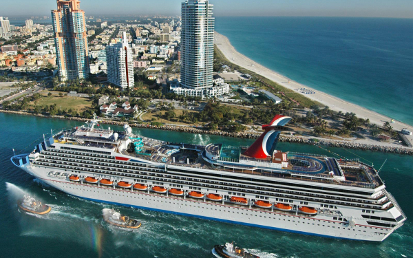 Круизный лайнер в Майами