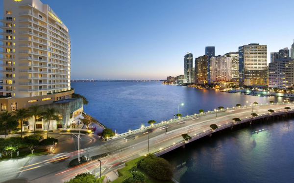 Мост через пролив в Майами