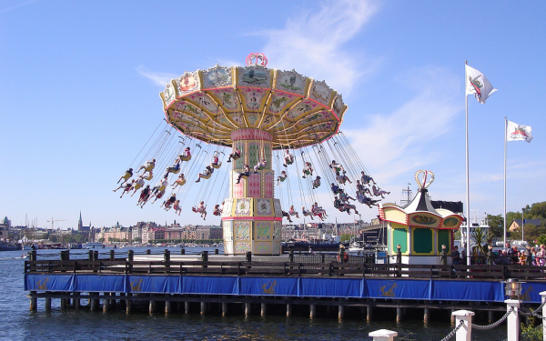 Карусель в парке Грена Лунд
