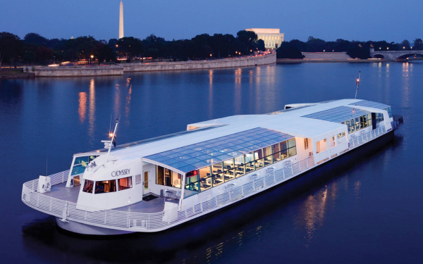 Прогулочный корабль на реке Потомак в Вашингтоне