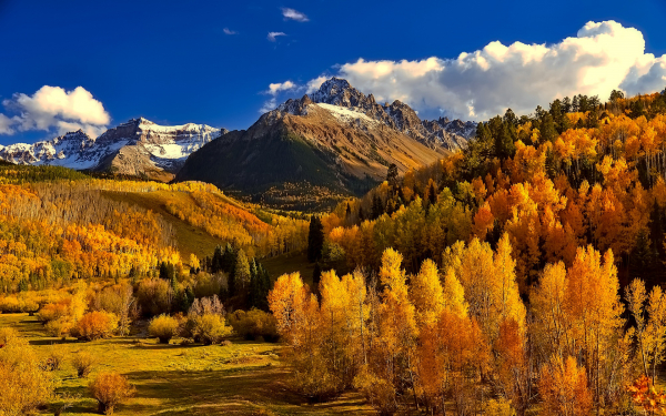 Осень у скалистых гор