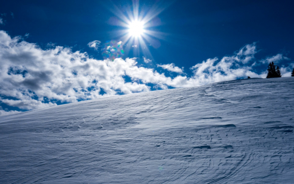 Яркое солнце над снежным полем