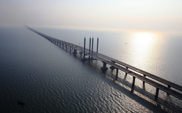 Мост через залив в китайской провинции Шандун.