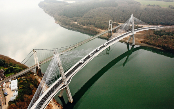 Изогнутый вантовый мост Теренез во Франции