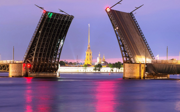 Дворцовый мост в Санкт-Петербурге