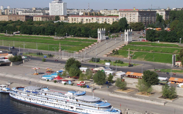 Речной теплоход у набережной Волгограда