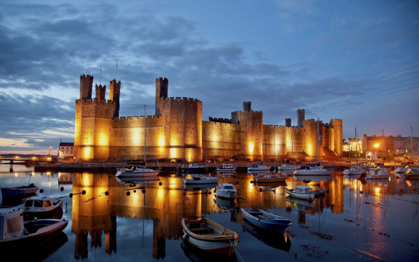 Замок в городе Карнарвон,Уэльс