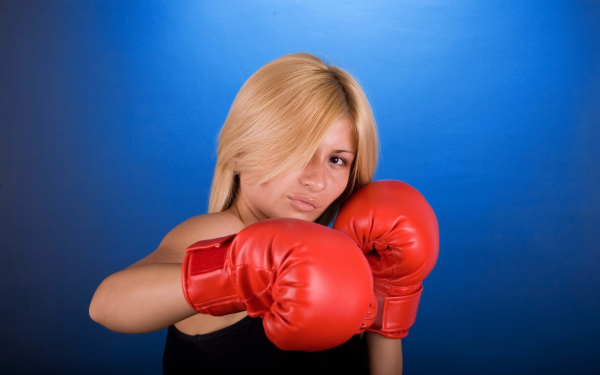 Девушка в боксерских перчатках