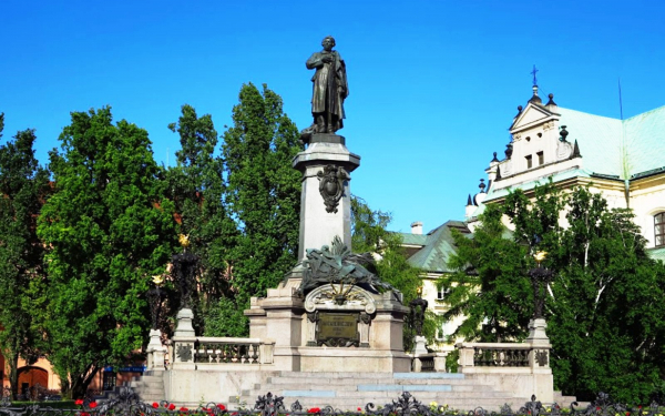 Памятник Адаму Мицкевичу в Варшаве