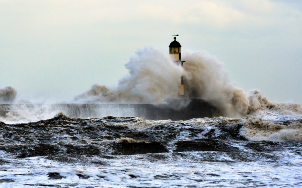 Маяк на волнорезе