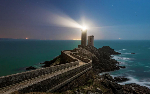 Свет маяка Фаре дю Пети Мину