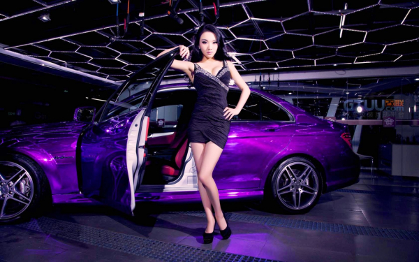 Девушка и Mercedes-Benz C63 AMG