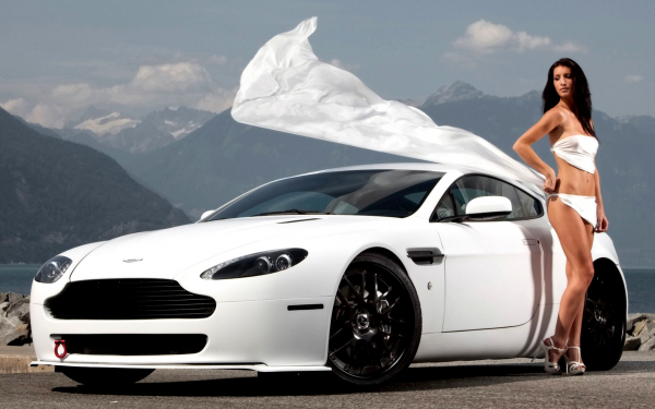 Девушка и Aston Martin Vantage