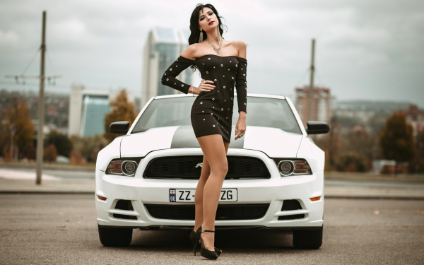 Девушка и белый мустанг