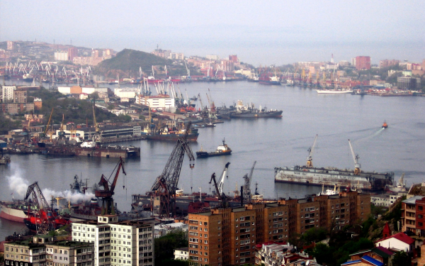 Владивосток-город порт.