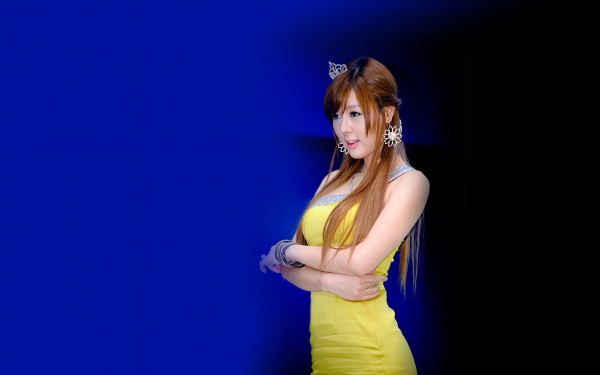 Азиатка в желтом платье