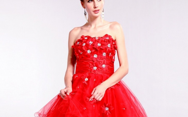 Девушка в коротком красном платье