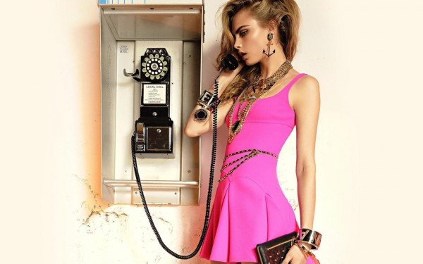 Девушка в коротком платье