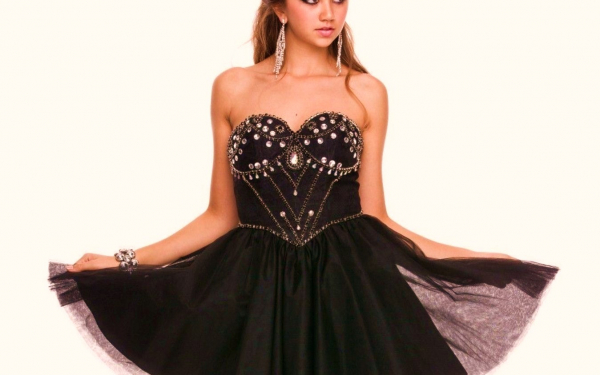 Девушка в коротком черном платье