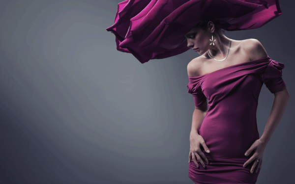 Девушка в платье и шляпе