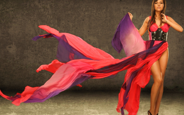 Девушка в платье на ветру