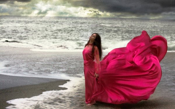 Девушка в платье на морском берегу