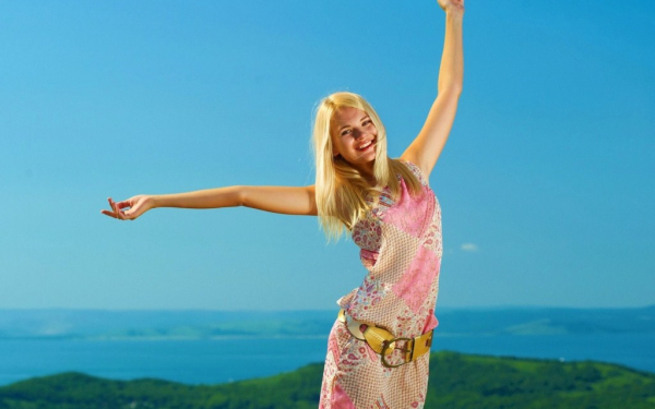 Девушка в розовом платье