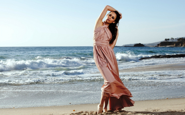 Девушка на море