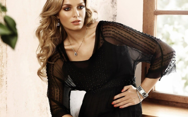 Девушка у окна в черном платье