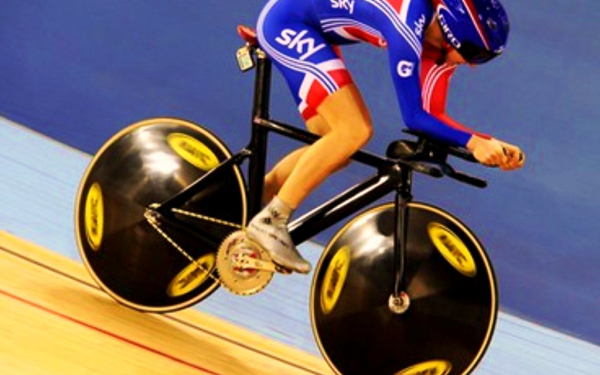 Велогонщик на треке