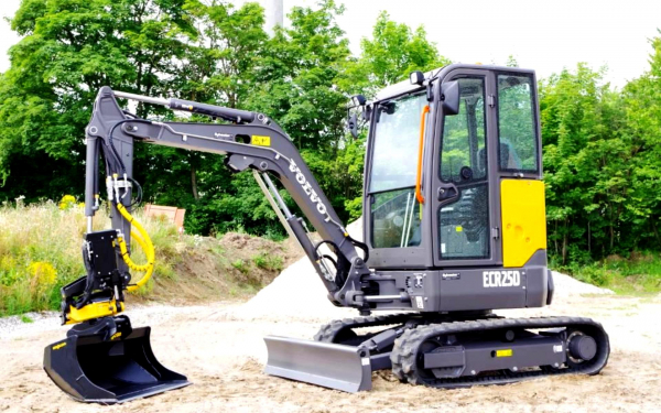 Мини экскаватор Volvo ECR25D