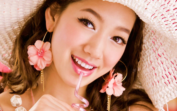 Азиатка в белой шляпе