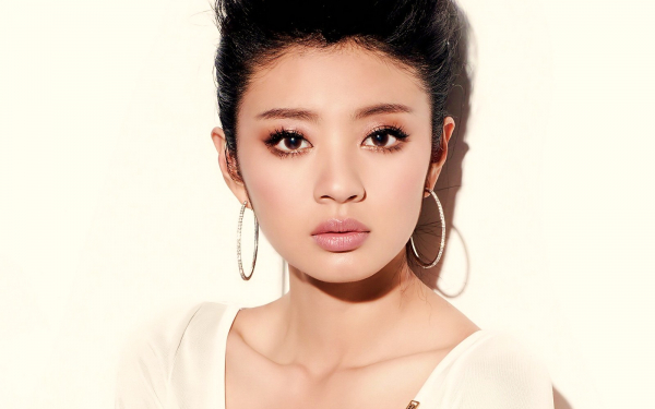 Азиатка в белом