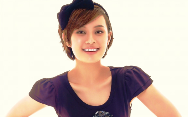 Азиатка с бантиком