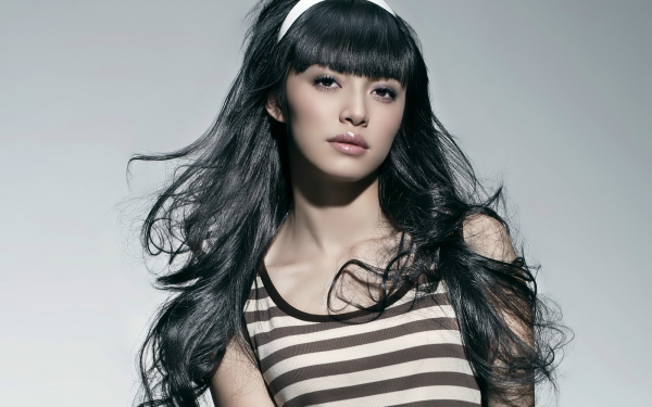 Азиатка с белой лентой