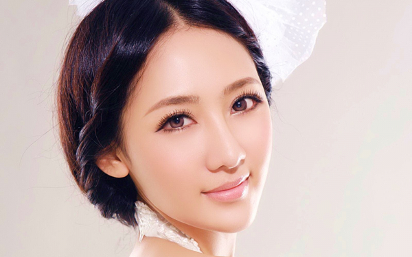 Азиатка с белым бантом