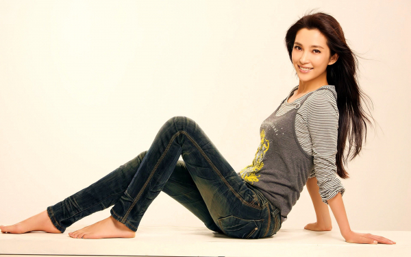 Азиатка в джинсах