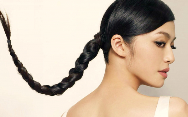 Азиатка с косичкой