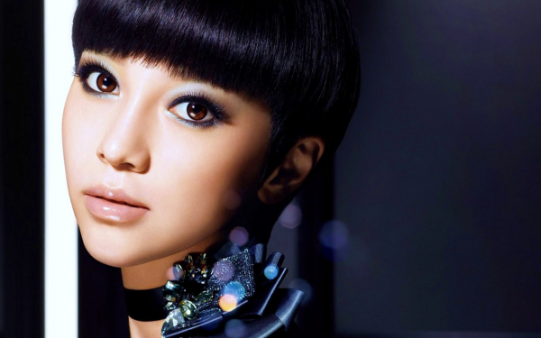 Азиатка с лентой