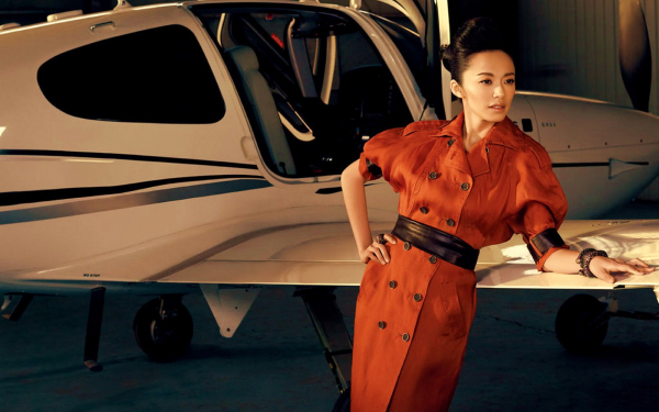 Азиатка у самолета