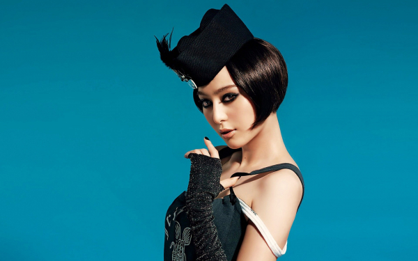 Азиатка в шляпке