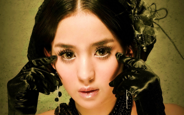 Большеглазая азиатка