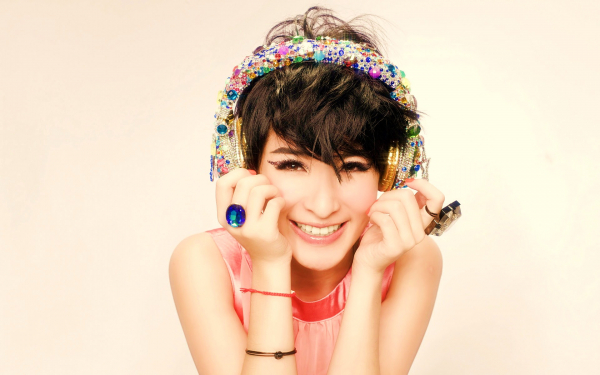 Веселая азиатка