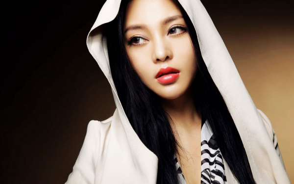 Азиатка в капюшоне