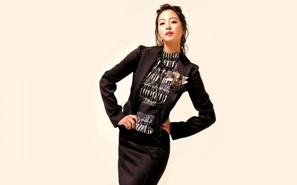 Азиатка в костюме