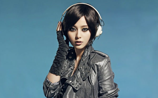 Азиатка в наушниках