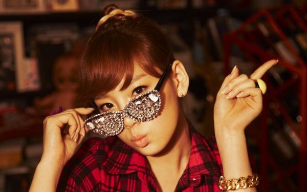 Азиатка в прикольных очках