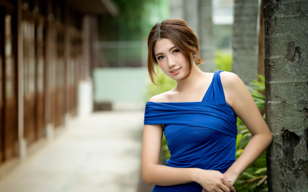Азиатка в синем платье