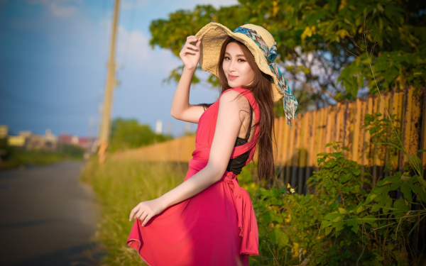 Азиатка на прогулке